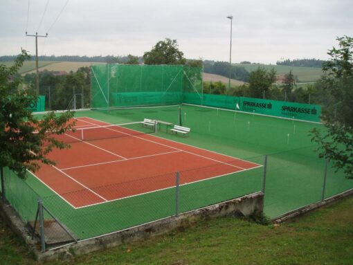 Tennisplatz & Golf-Übungsplatz