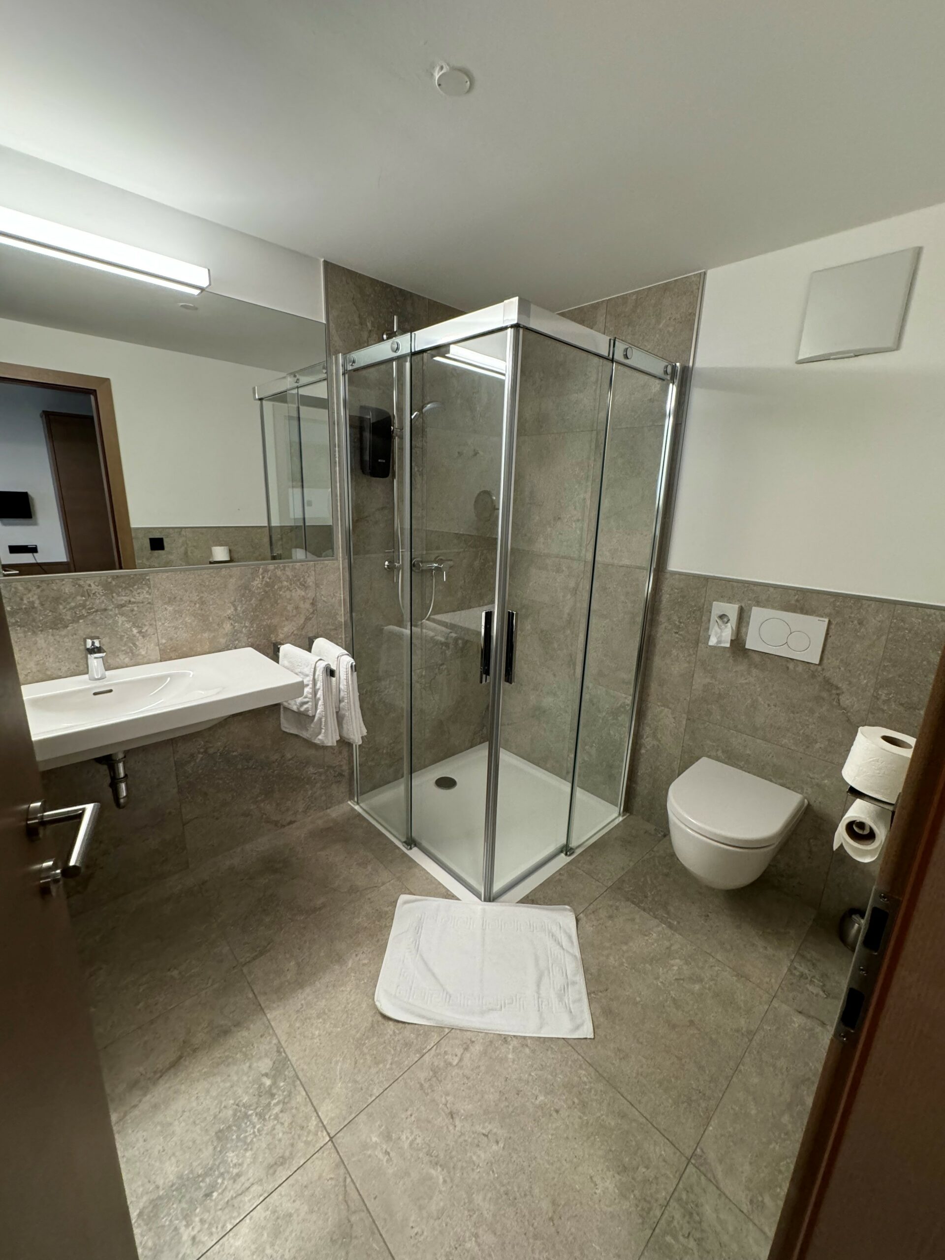 Stammhaus Doppelzimmer Bad neu 08.24